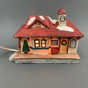 1990 Dickensville Collectibles Porcelain Lighted House Wesaon Station